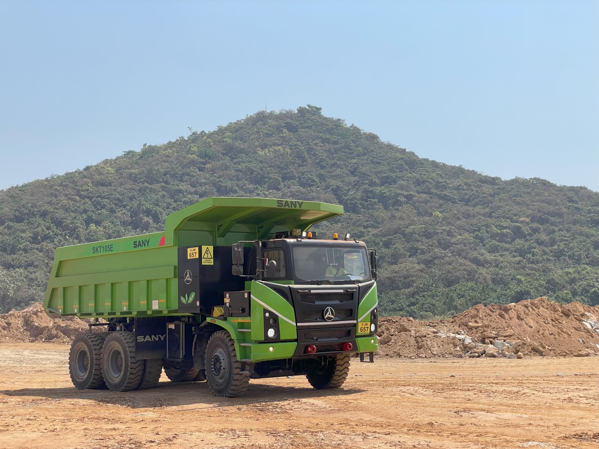 SANY delivers four fully electric SANY SKT105E mining trucks.